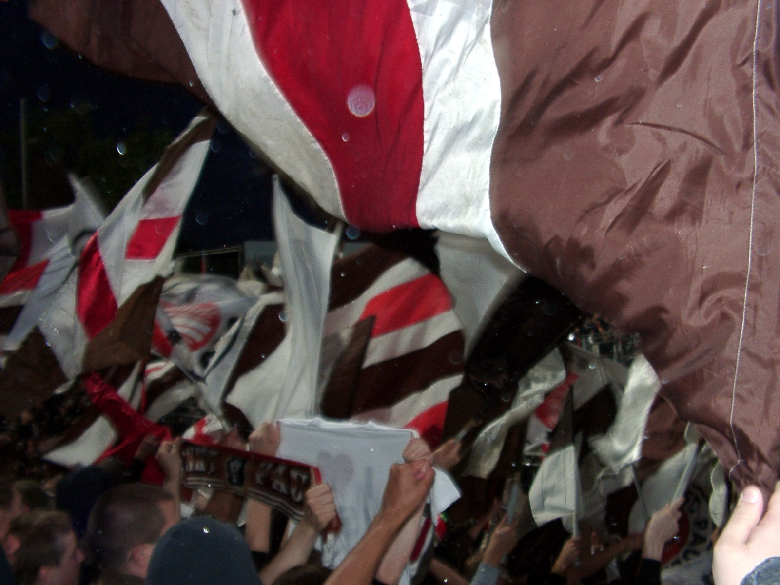 FC St.Pauli-Flaggen und -schals