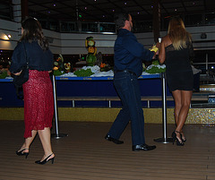 Croisière et talons hauts / Cruise & high heels - Recadrage.