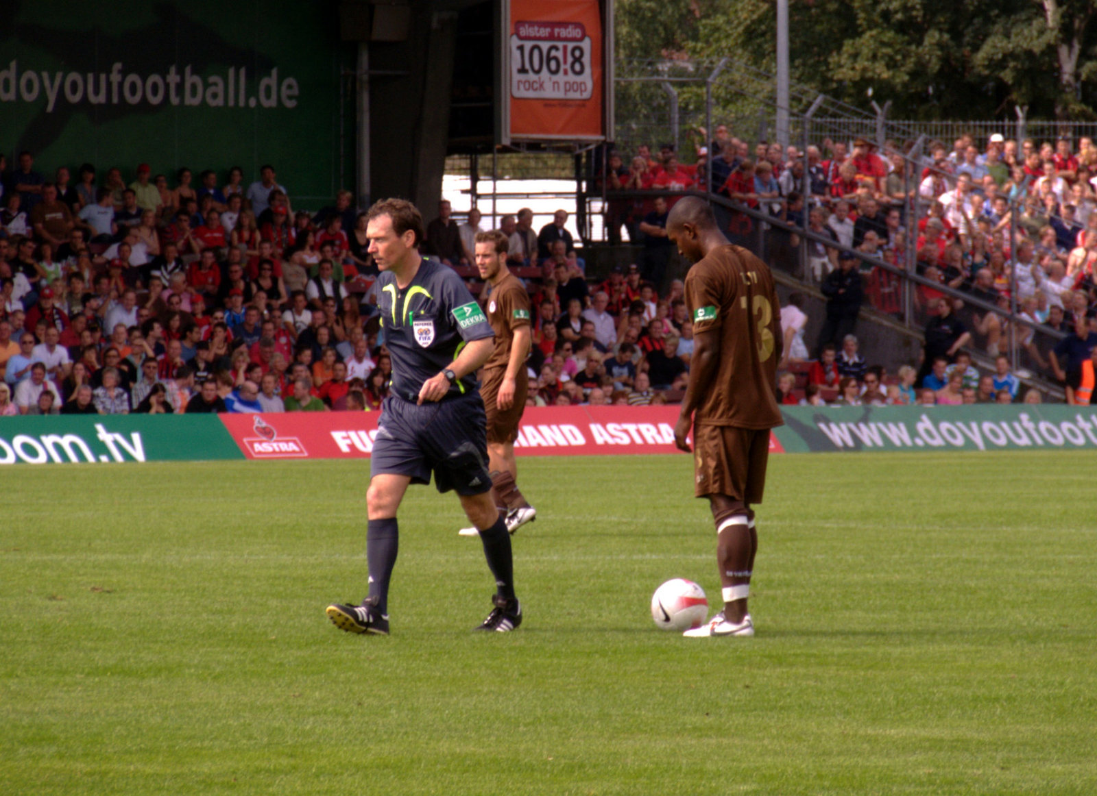 Entsprechend gibt Meyer Freistoss für St. Pauli, den Takyi ausführen wird