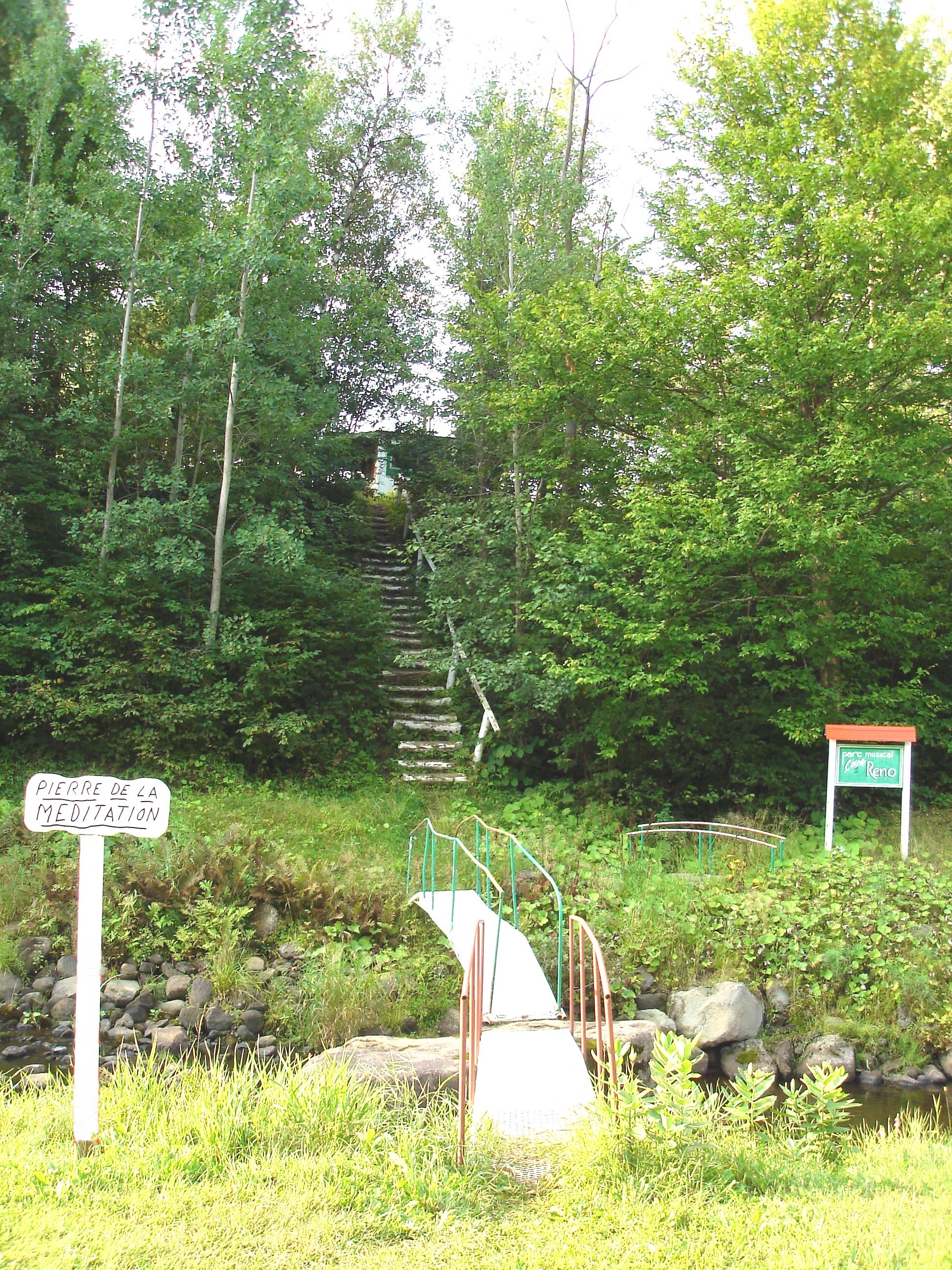 Pierre de la méditation / Meditation stone area - Québec- CANADA - 20 août 2006 - Le petit pont  /  Small bridge.
