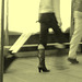 Dame mature blonde en bottes à talons marteaux / Mature blonde in hammer heeled boots with a calve cleavage-  Aéroport de Bruxelles - 19-10-2008 / À l'ancienne