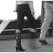 Dame blonde et mature en bottes à talons hauts marteau - Aéroport de Bruxelles.- Noir et blanc.