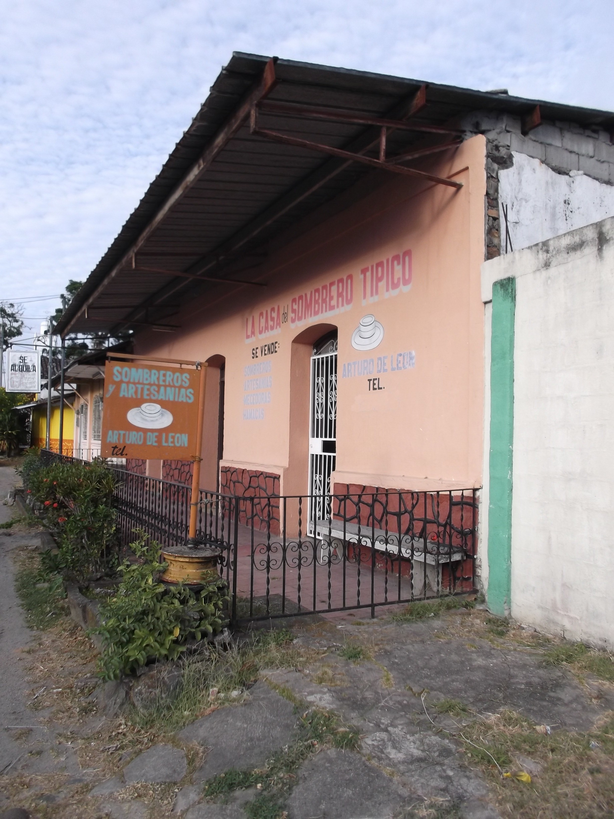 La casa del sombrero tipico / La Maison du chapeau typique.