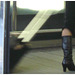 Dame blonde et mature en bottes à talons hauts marteau - Aéroport de Bruxelles.