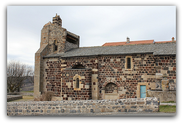 Petite église en pierres volcaniques polychromes