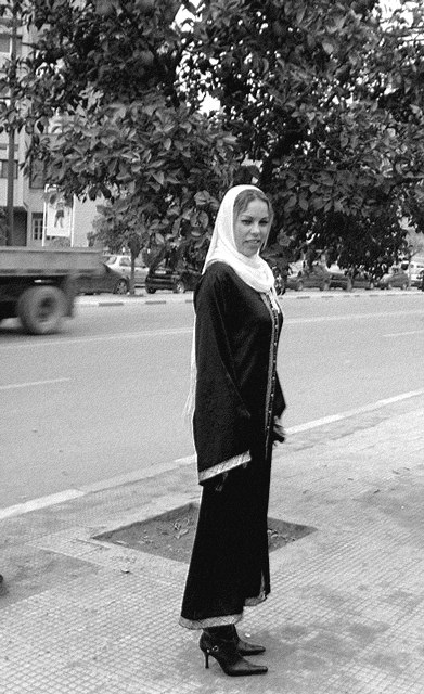 Séduisante jeune Islamique en bottes à talons aiguilles -  Maghreb  /  North Africa  /  Janvier 2009   - B & W