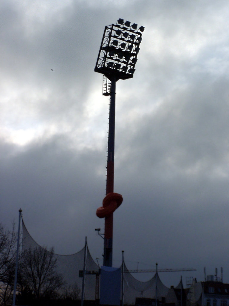 Flutlichtmast mit Erinnerungsknoten