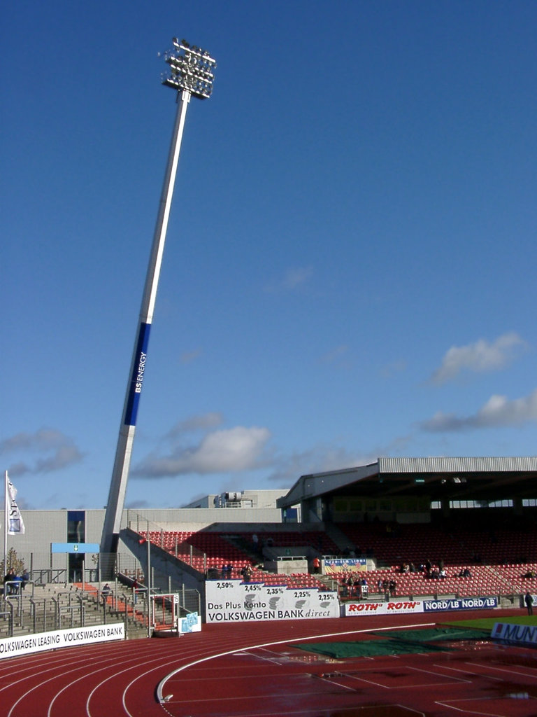 Braunschweiger Flutlichtmast, etwas windschief