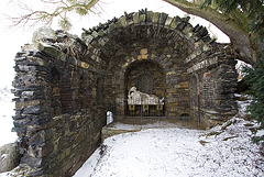 Ruine mit liegender Skulptur