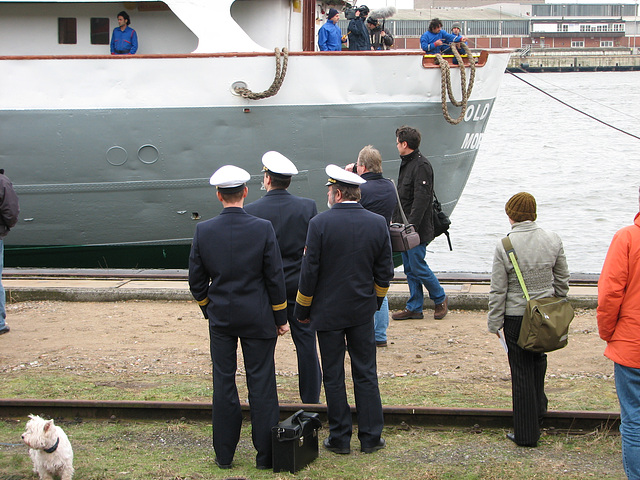 Three sailors waitin´ for an old Lady