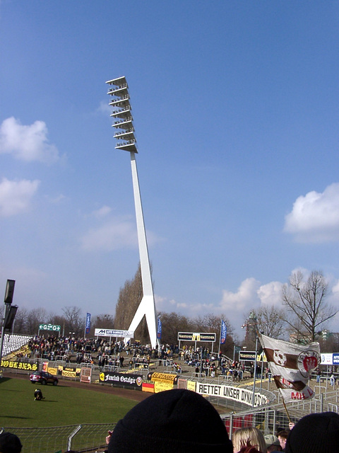 Flutlichtmast ("Giraffe") im Dresdner Stadion
