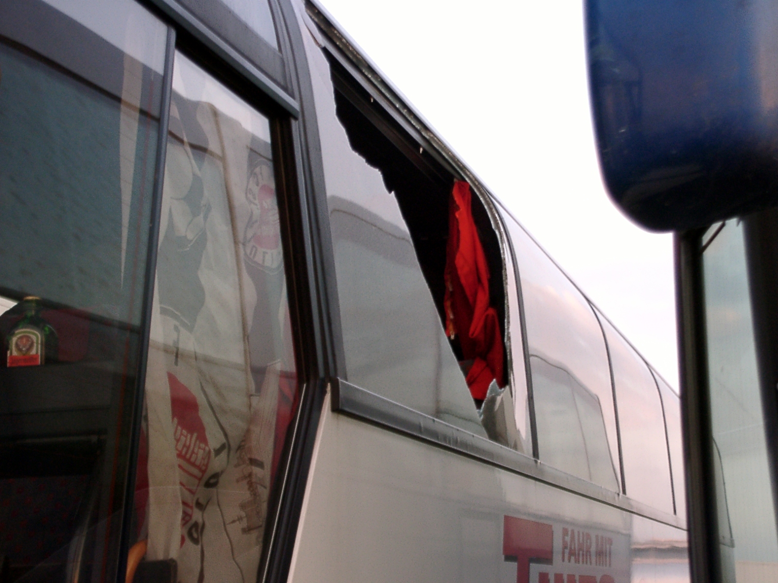 Aber eine Busscheibe haben die Dresdner Hools dann doch noch erwischt