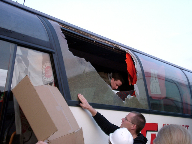 Reparaturarbeiten an der eingeschmissenen Busscheibe