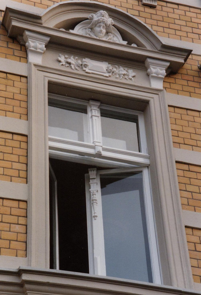 Stendal renoviertes Fenster am Markt