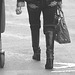 Jolie Dame d'âge mûr en bottes à talons hauts / Aéroport de Bruxelles - 19 octobre 2008 / N & B.