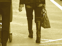 Jolie Dame d'âge mûr en bottes à talons hauts -  Aéroport de Bruxelles-  19 octobre 2008.  SEPIA