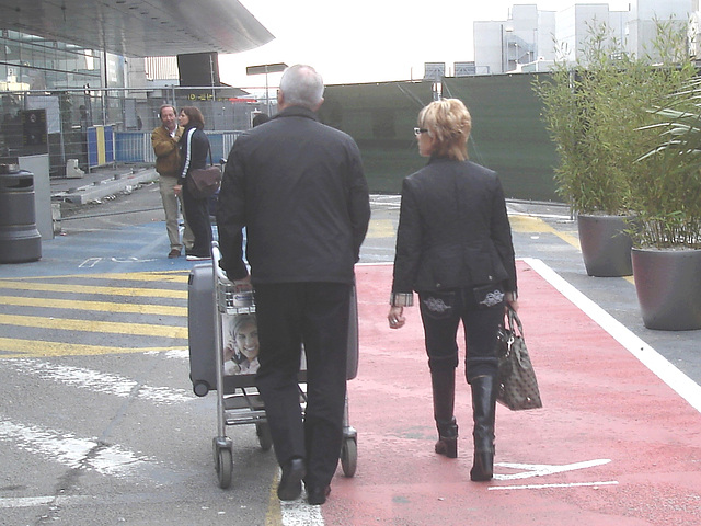 Jolie  blonde du bel âge avec des belles bottes de cuir sexy  /  Aéroport de Bruxelles --19 octobre 2008.