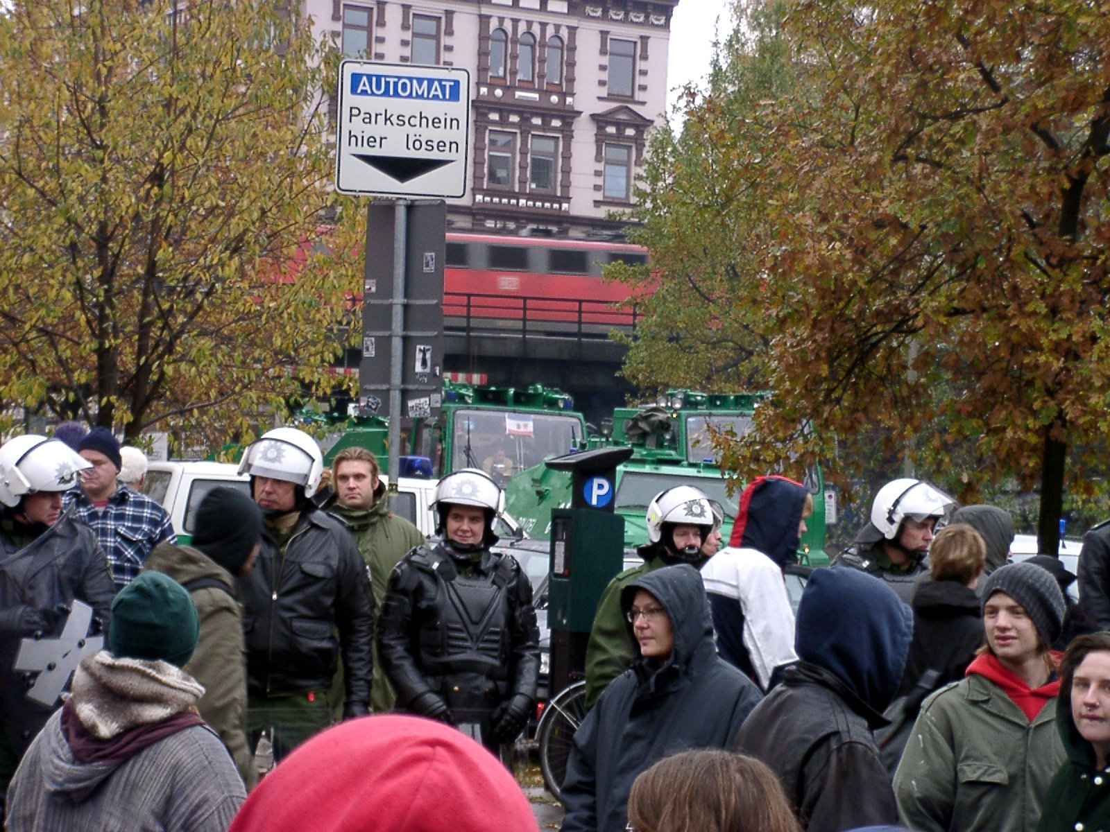 Wasserwerfer, Räumpanzer, Polizisten und wohl auch noch ein paar Demonstranten