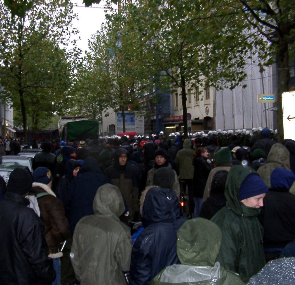 Demonstration im Polizei-Wanderkessel