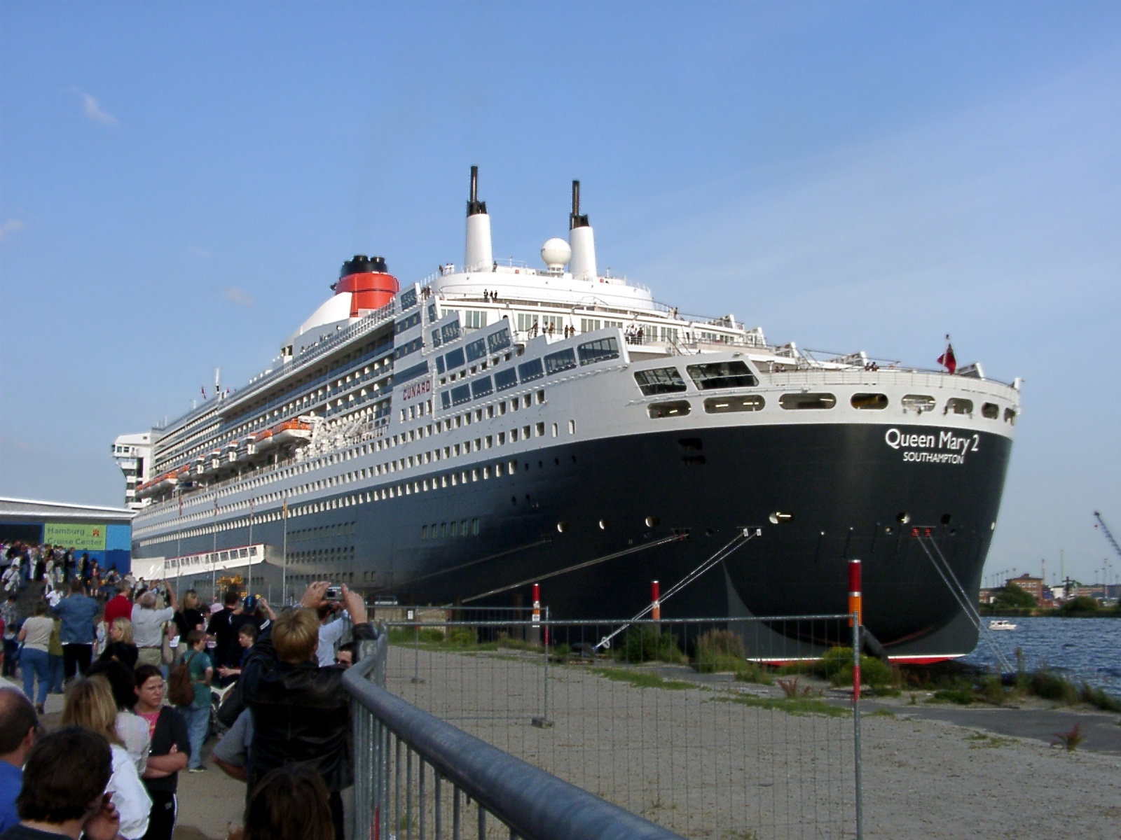 QM2 in Hamburg