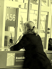 A56 blond Lady at the phone /  La blonde A56 au téléphone - Aéroport de Bruxelles - 19 octobre 2008. À l'ancienne