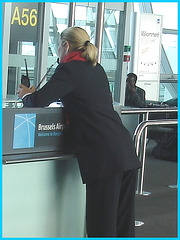 A56 blond Lady at the phone /  La blonde A56 au téléphone - Aéroport de Bruxelles - 19 octobre 2008.