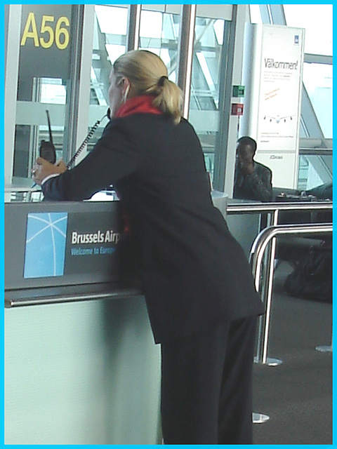 A56 blond Lady at the phone /  La blonde A56 au téléphone - Aéroport de Bruxelles - 19 octobre 2008.