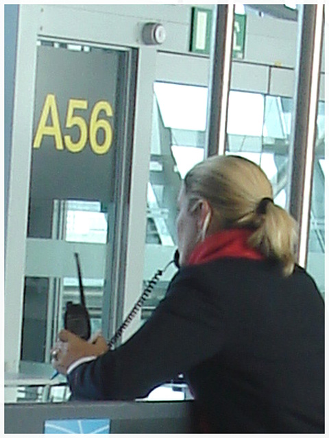 A56 blond Lady at the phone /  La blonde A56 au téléphone - Aéroport de Bruxelles - 19 octobre 2008.