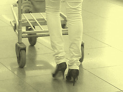 Noire très sexy en talons hauts aiguilles - Black Lady in tight pale pant and high heels - Aéroport de Bruxelles / À l'ancienne