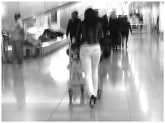 Noire très sexy en talons hauts aiguilles - Black Lady in tight pale pant and high heels -  Aéroport de Bruxelles .  - Blurry sight in b & w /   Vision trouble en noir et blanc