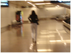 Noire très sexy en talons hauts aiguilles - Black Lady in tight pale pant and high heels -  Aéroport de Bruxelles . Total blur /  Flou total