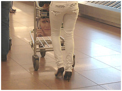 Noire très sexy en talons hauts aiguilles - Black Lady in tight pale pant and high heels -  Aéroport de Bruxelles .