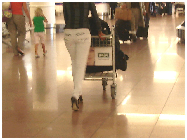 Noire très sexy en talons hauts aiguilles - Black Lady in tight pale pant and high heels -  Aéroport de Bruxelles .