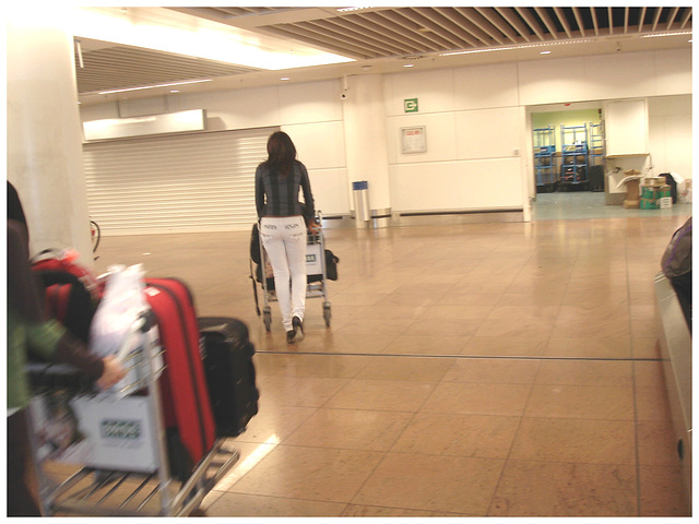 Noire très sexy en talons hauts aiguilles - Black Lady in tight pale pant and high heels -  Aéroport de Bruxelles .