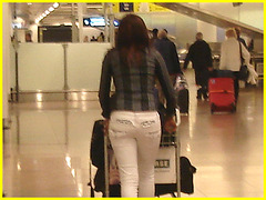 Noire très sexy en talons hauts aiguilles - Black Lady in tight pale pant and high heels -  Aéroport de Bruxelles .