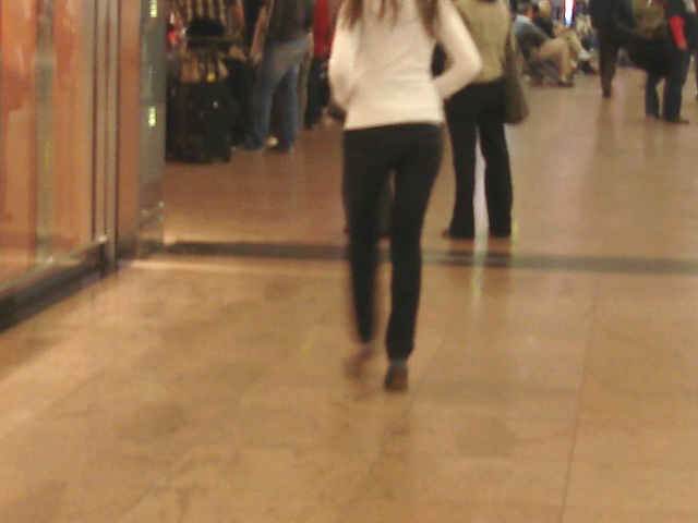 Young blurry readhead in high heels - Brussels airport  / 19-10-2008