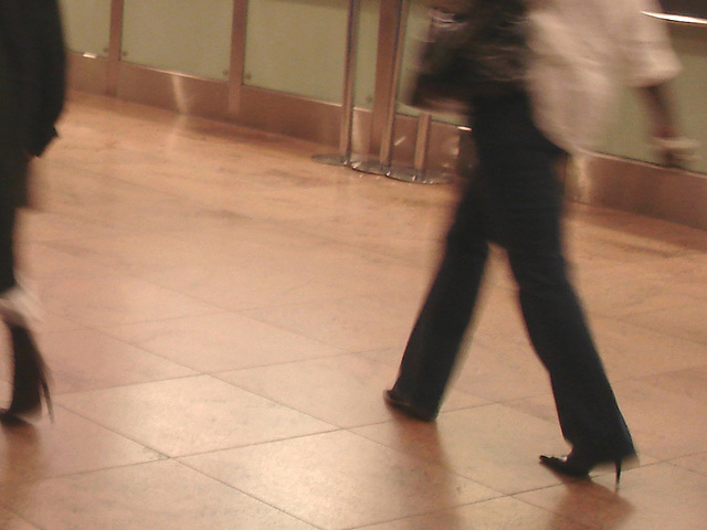 Air Italia black Lady in stiletto boots - Brussels airport /  19-10-2008