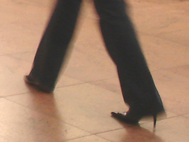 Air Italia black Lady in stiletto boots - Brussels airport /  19-10-2008