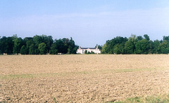 Le château de Bombon dans son parc boisé.