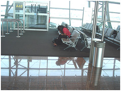 Black Lady in black & red hammer heels -  Noire sexy en beaux souliers à talons hauts rouge & noir - Avec permission / With permission - Aéroport de Bruxelles.