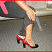 Black Lady in black & red hammer heels -  Noire sexy en beaux souliers à talons hauts rouge & noir - Avec permission / With permission - Aéroport de Bruxelles.