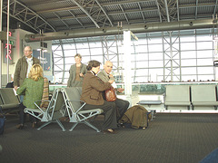 Un trio du bel âge bien en vue / Mature trio -  Brussels airport -  October 19th 2008.