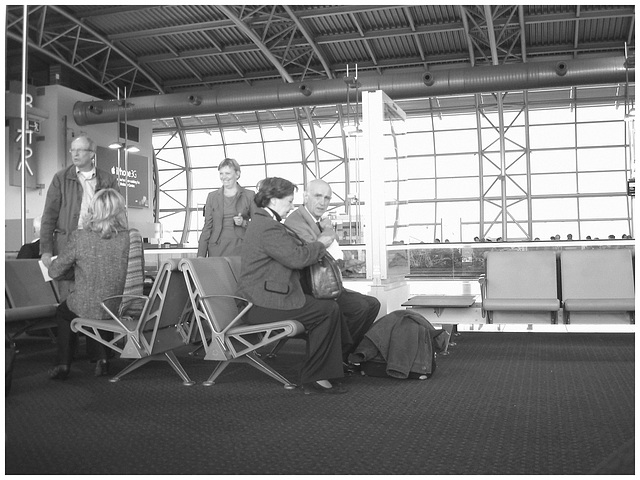 Mature trio / 3 Dames matures - Brussels airport -  October 19th 2008 - Black & white  with photofilter.