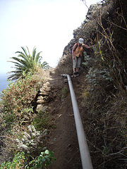 Die Wasserleitung gibt dem Wanderweg Halt