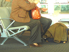 Mature Lady in high heels / Dame mature en talons hauts -  Brussels airport -  October 19th 2008.