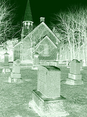 Cimetière et église  / Church and cemetery  -  Ormstown.  Québec, CANADA.  29 mars 2009  - Négatif colorisé en  vert  /  Négative colorized in green