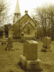 Cimetière et église  / Church and cemetery  -  Ormstown.  Québec, CANADA.  29 mars 2009-  Sepia