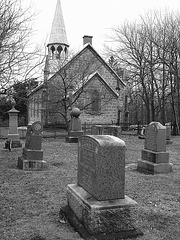 Cimetière et église  / Church and cemetery  -  Ormstown.  Québec, CANADA.  29 mars 2009 -  B & W