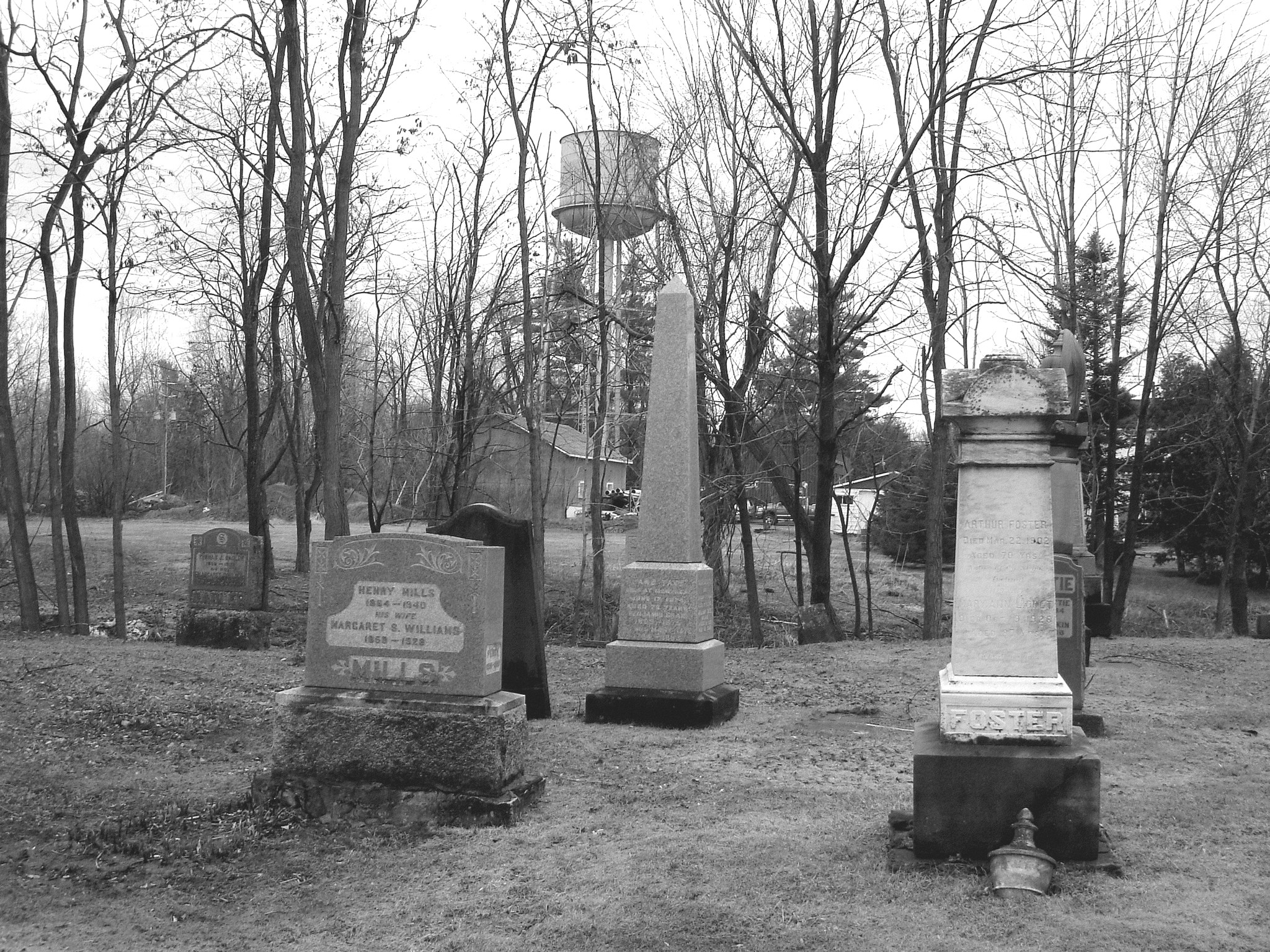 Cimetière et église  / Church and cemetery  -  Ormstown.  Québec, CANADA.  29 mars 2009 - B & W