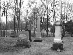 Cimetière et église  / Church and cemetery  -  Ormstown.  Québec, CANADA.  29 mars 2009 - B & W